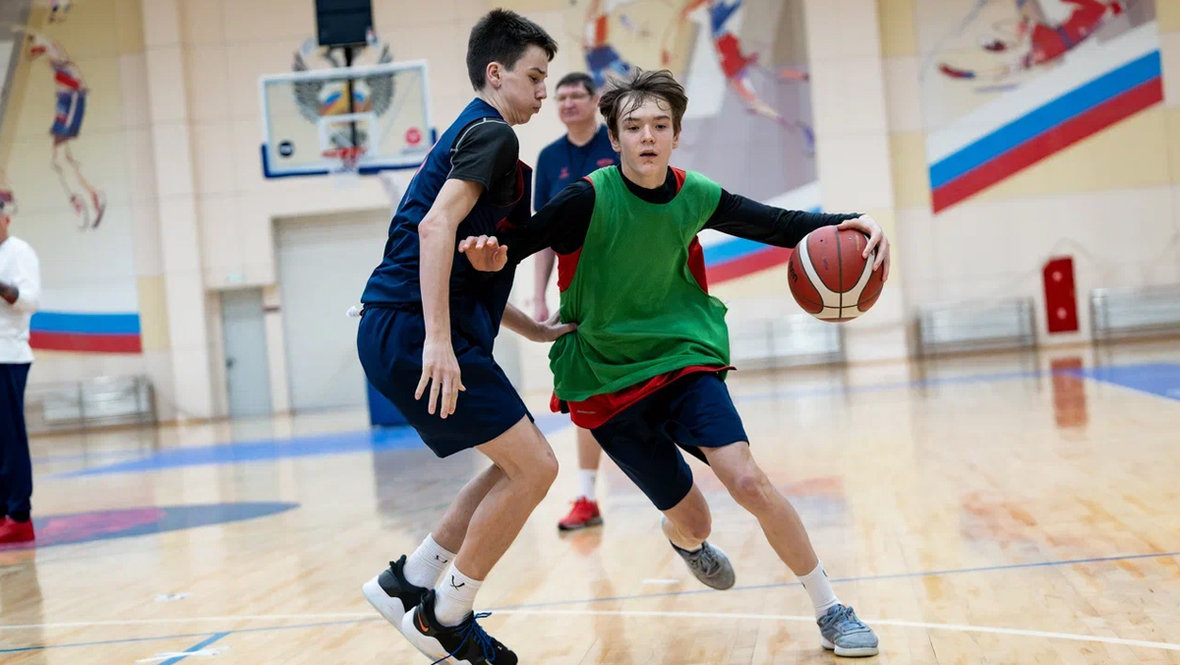 Сергей Якушев (с мячом).