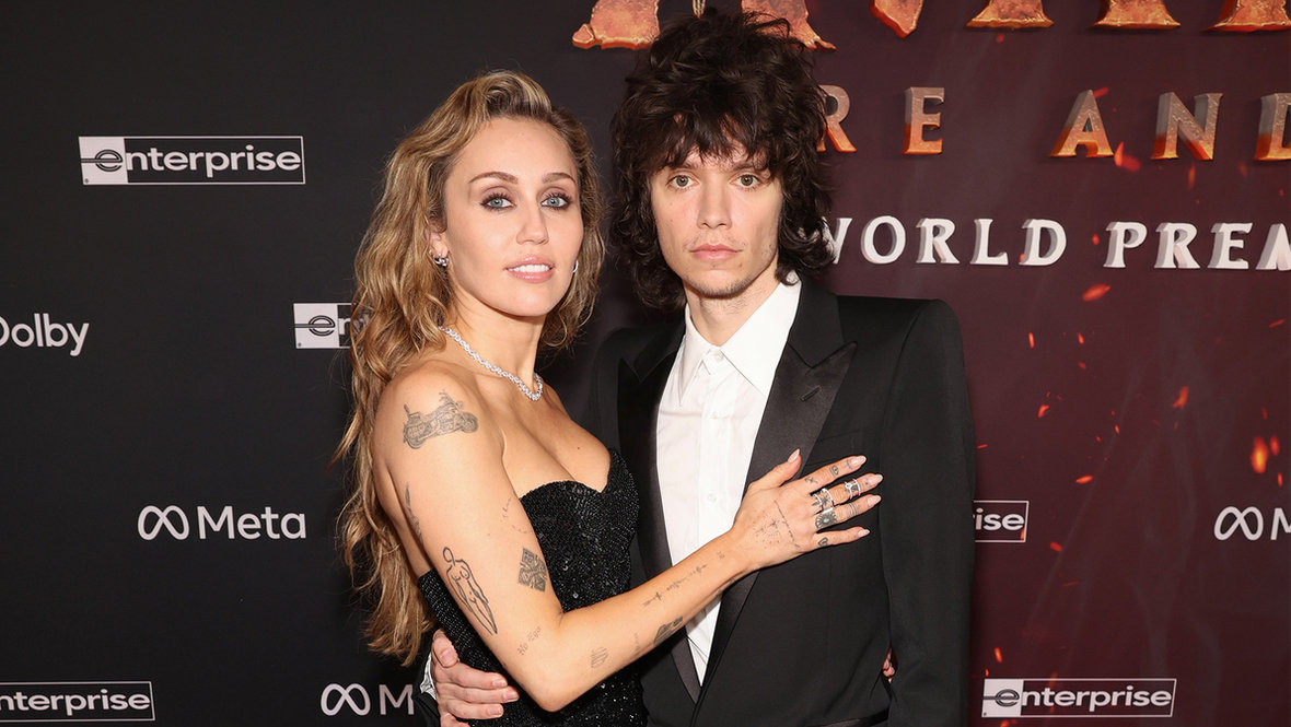 Майли Сайрус спровоцировала слухи о помолвке