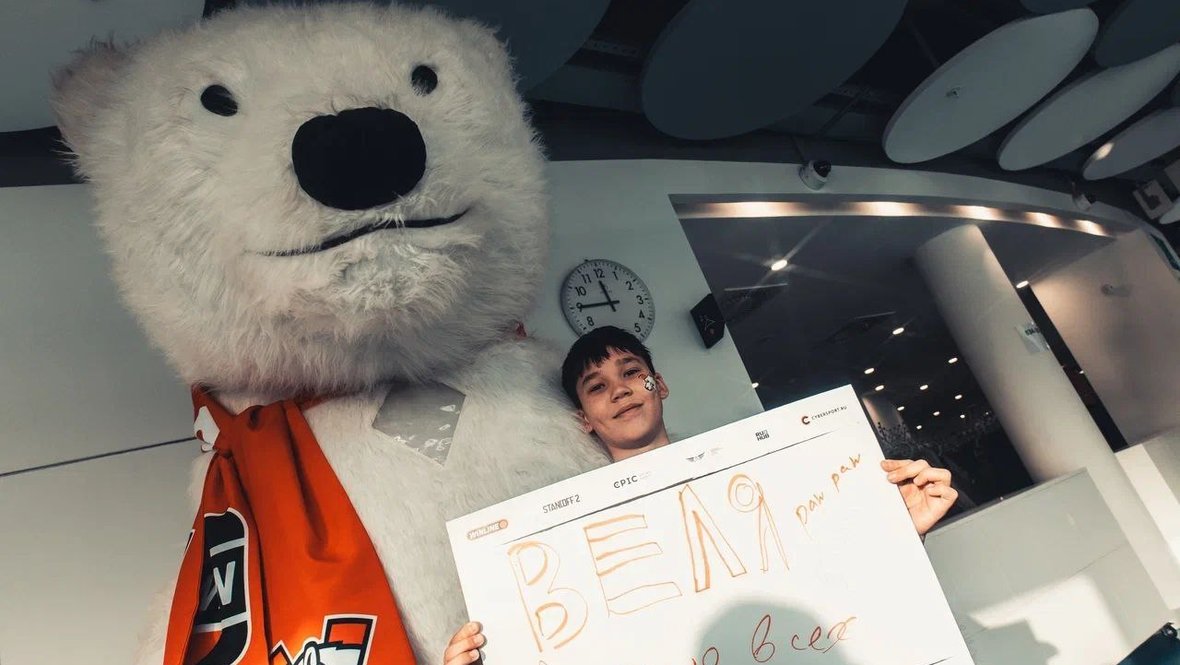 Фанат с с плакатом «Веля — лучше всех» на WINLINE EPIC Standoff 2 PawPaw Major.