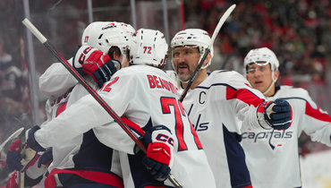 Александр Овечкин с партнерами по «Вашингтону».