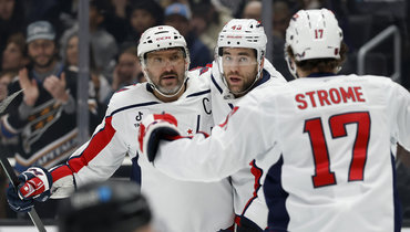 Александр Овечкин с Томом Уилсоном и Диланом Строумом празднует гол в матче «Лос-Анджелес» — «Вашингтон» (1:3) 2 декабря в Лос-Анджелесе.