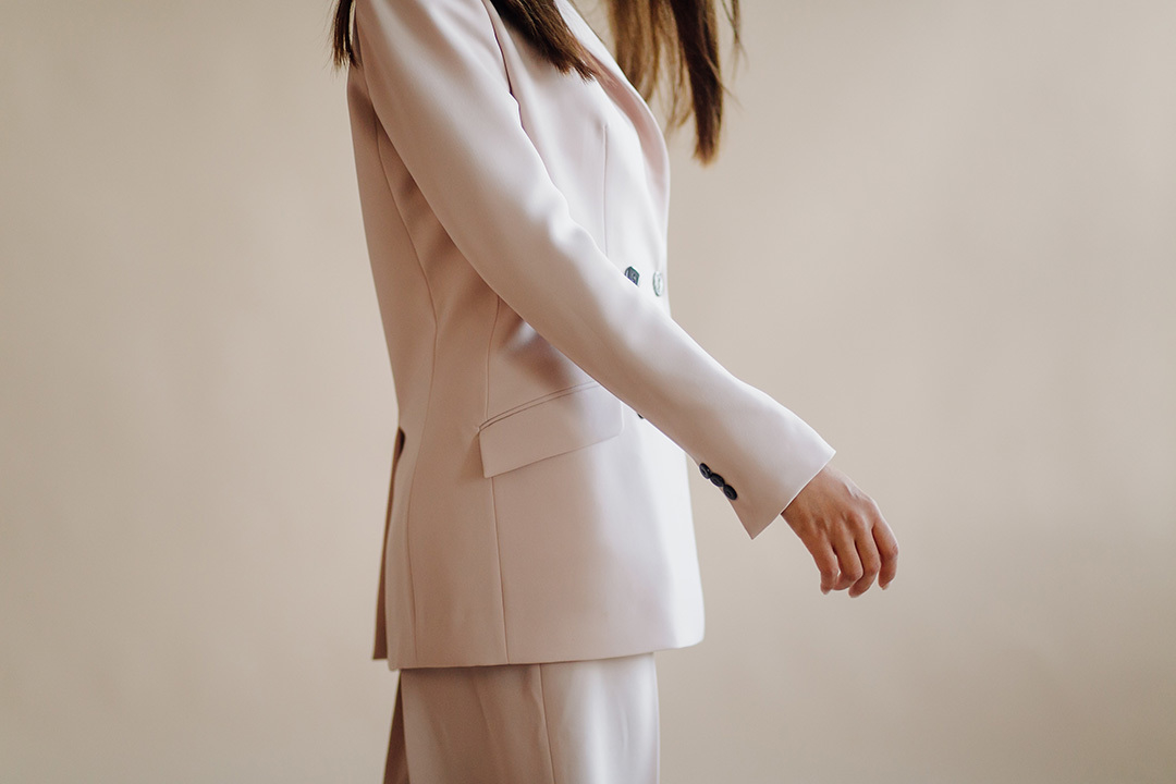 Девушка в пиджаке