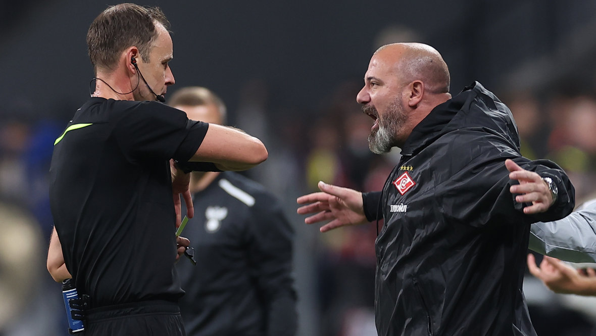 Арбитр Виталий Мешков и Деян Станкович.