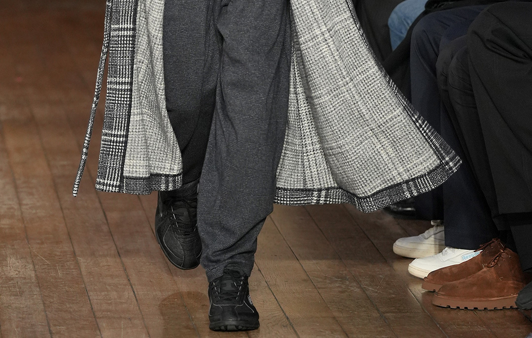 Лаконичные зимние кроссовки без броских элементов