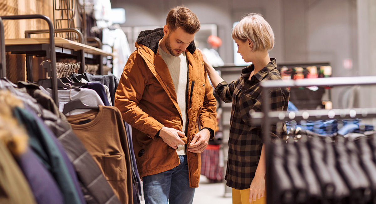 Мужчина выбирает одежду
