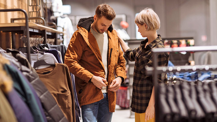 Мужчина выбирает одежду