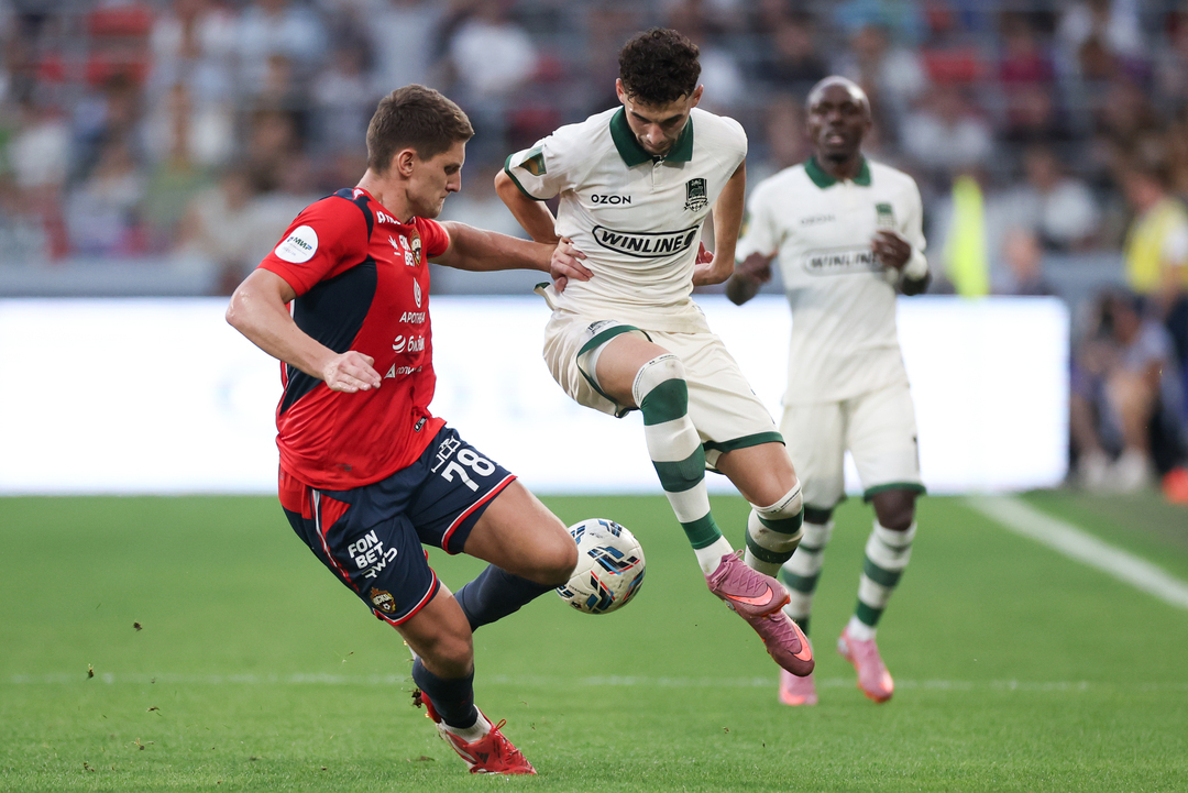 Защитник ЦСКА Игорь Дивеев и полузащитник «Краснодара» Эдуард Сперцян.