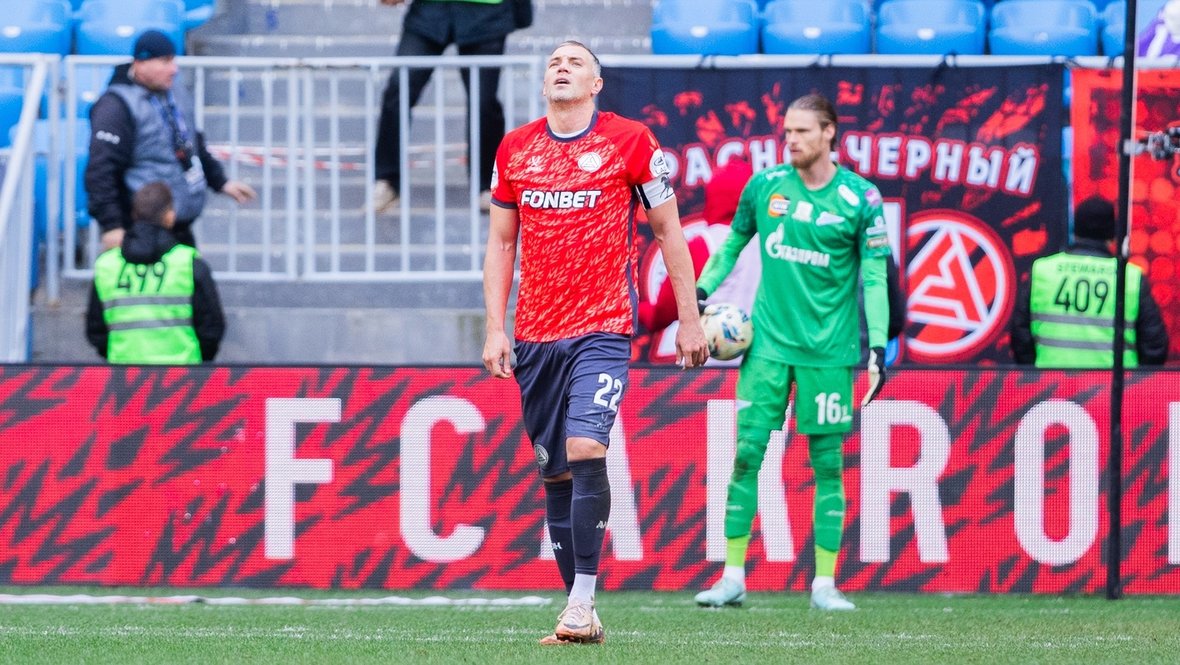 Нападающий «Акрона» Артем Дзюба после незабитого пенальти в матче 11-го тура РПЛ с «Зенитом».