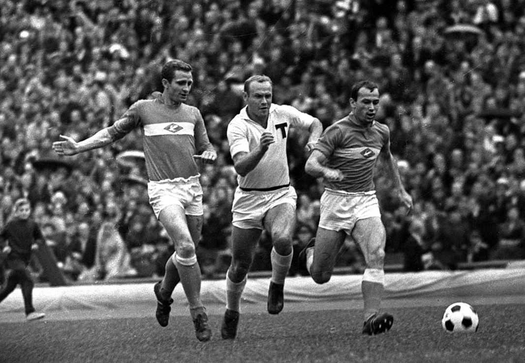 Эдуард Стрельцов (в центре) в матче чемпионата СССР против «Спартака».