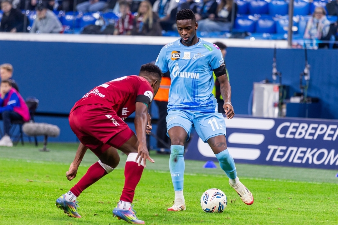 Нападающий «Зенита» Луис Энрике в матче против «Рубина».