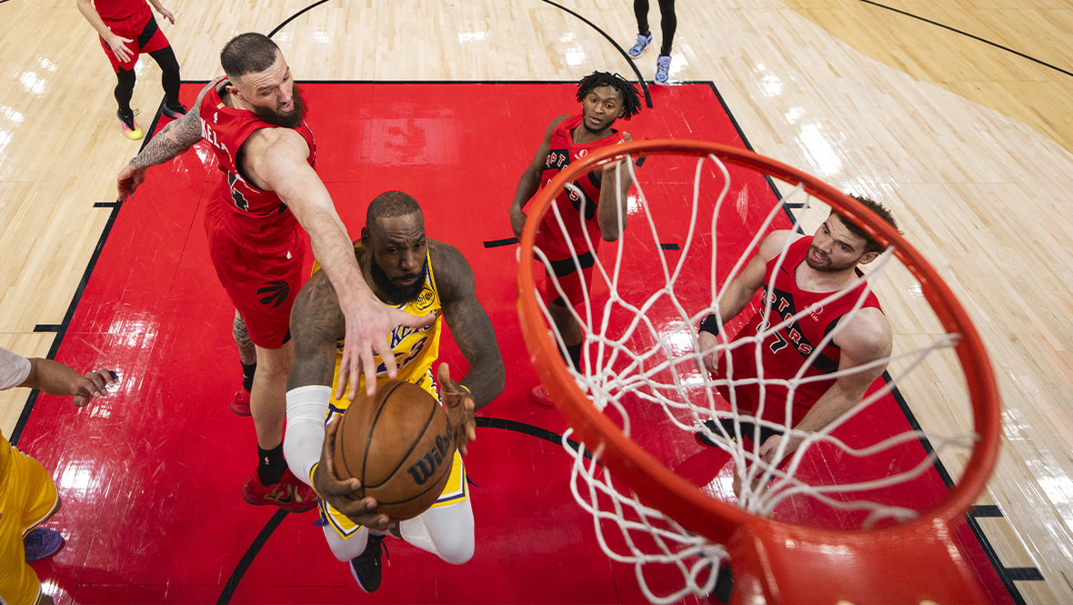 Леброн Джеймс (с мячем).