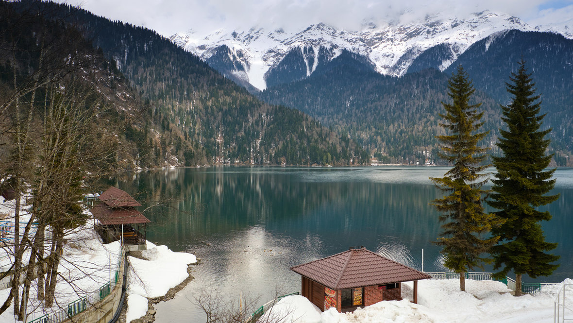 Снежная зима на озере Рица, Абхазия, Кавказ