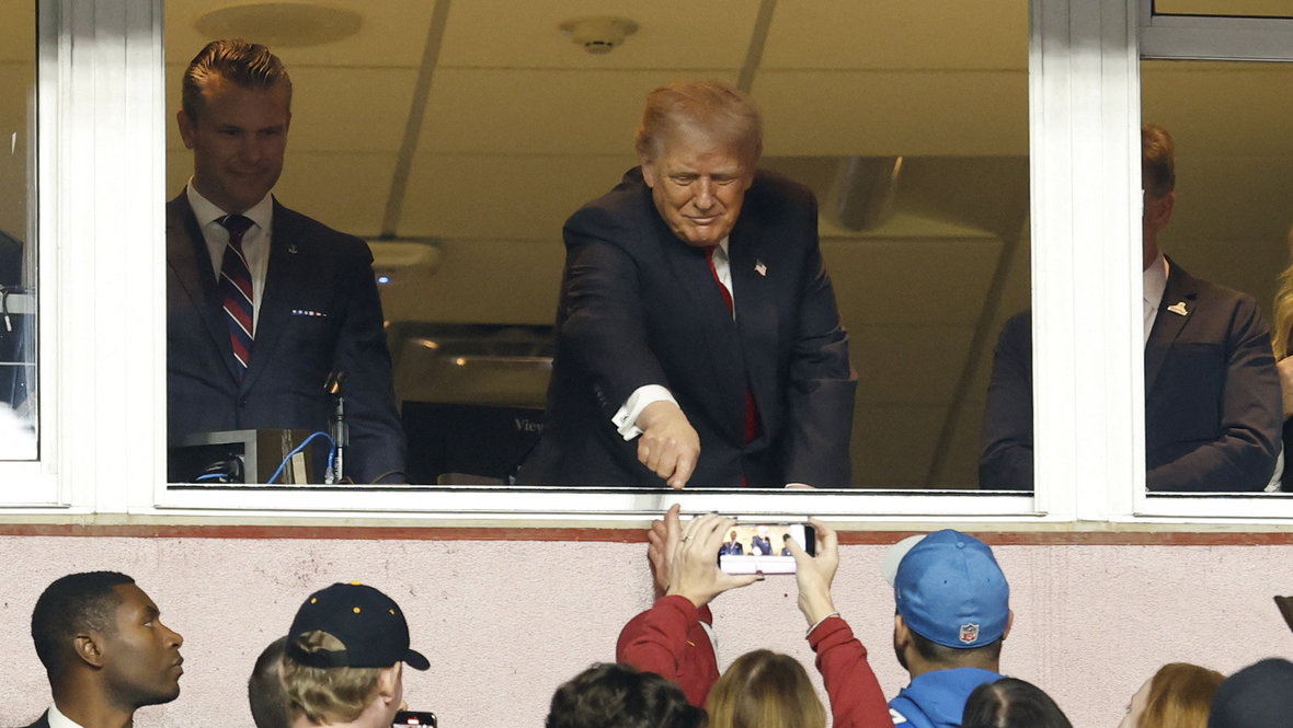 Дональд Трамп на матче НФЛ.