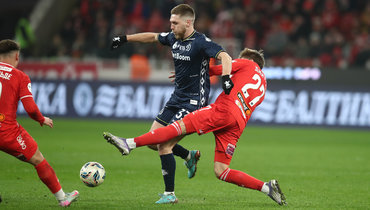 Нападающий «Динамо» Иван Сергеев в борьбе за мяч с полузащитником «Спартака» Игорем Дмитриевым.