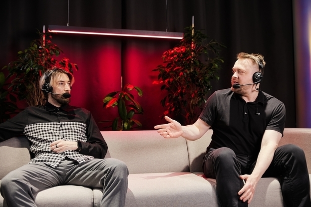 Комментаторы шоу-матча по «Лиге Легенд» Keysie и FlashInTheNight (Никита Попов и Юрий Шиленков).