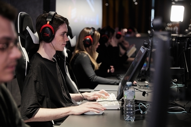 Участники команды «Киберзавод» за игровыми местами.