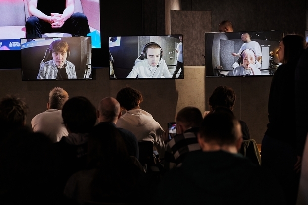 Экраны с «вебок» игроков.