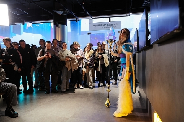 Прибывающие зрители и косплеер персонажа из Dota 2.