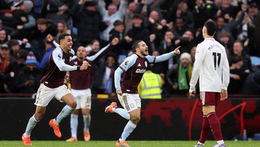 Полузащитник «Астон Виллы» Эмилиано Буэндия (в центре) празднует победный гол в ворота «Арсенала».