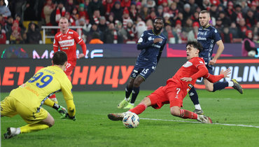 Полузащитник «Спартака» Пабло Солари бьет по воротам «Динамо».