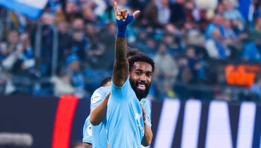 Полузащитник «Зенита» Жерсон празднует гол в ворота «Акрона».