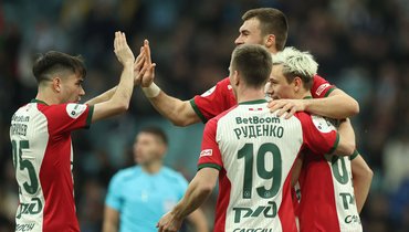 Футболисты «Локомотива» Данил Пруцев, Александр Руденко, Алексей Батраков и Николай Комличенко празднуют гол в матче с «Сочи» (4:2) 7 декабря 2025 года.