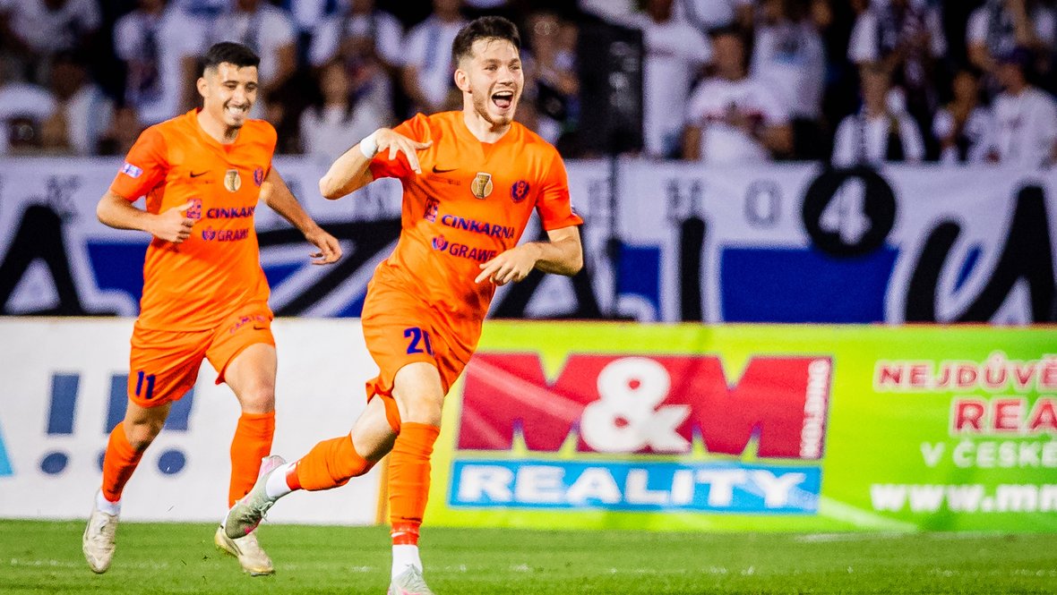 Полузащитник «Целе» Никита Иосифов (справа).