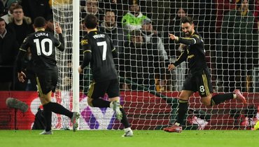 Бруну Фернандеш забивает первый гол в матче.