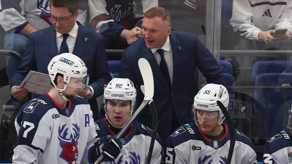 Алексей Исаков (в центре).