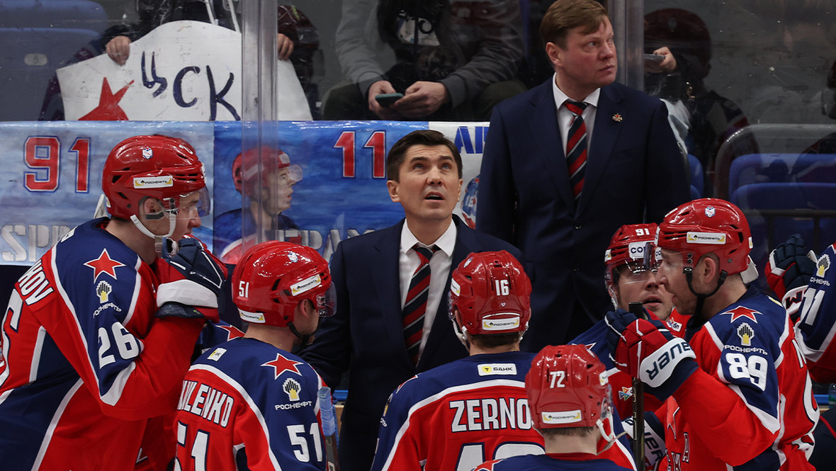 Игорь Никитин (в центре).