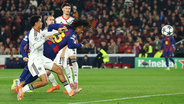 Защитник «Барселоны» Жюль Кунде забивает гол в ворота «Айнтрахта».