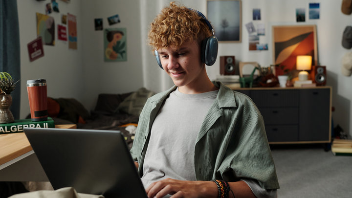 Парень сидит за ноутбуком