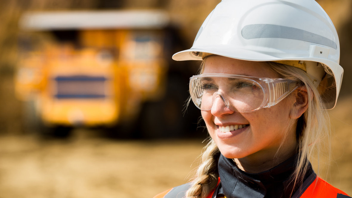 Женщина в каске на стройке