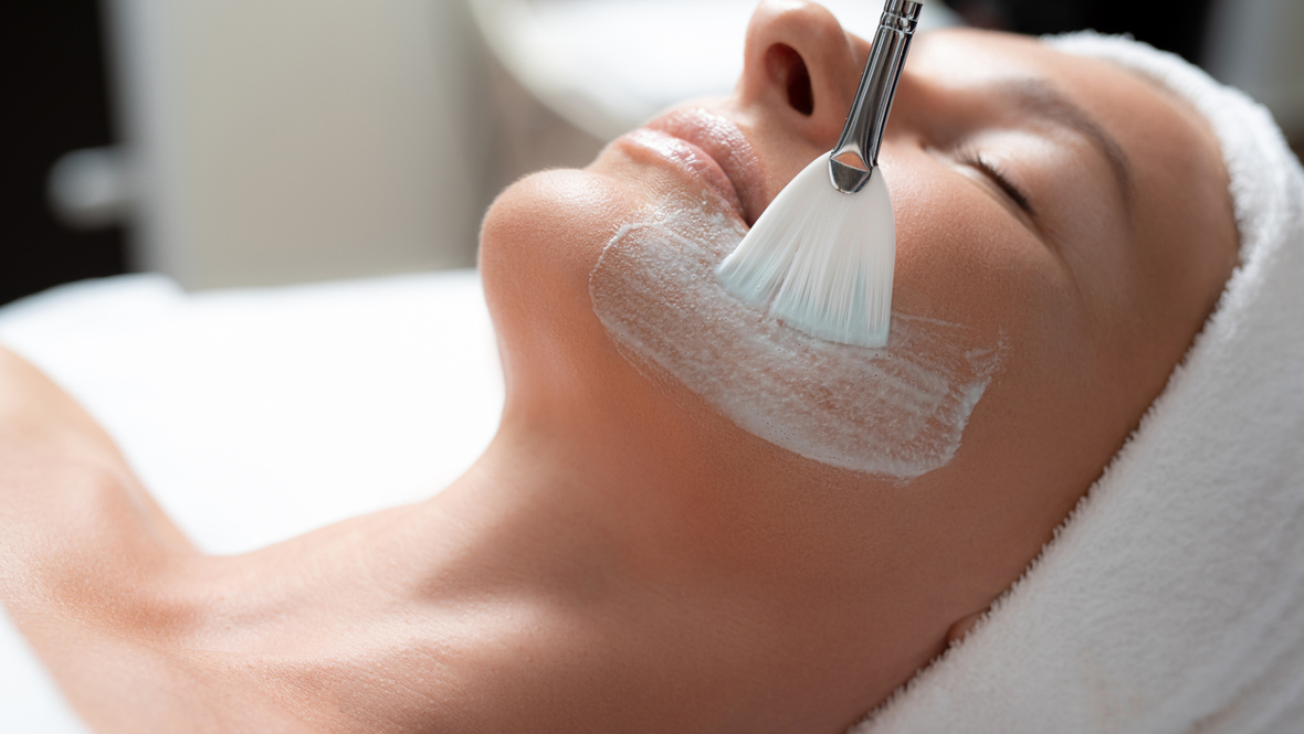 Девушка у косметолога