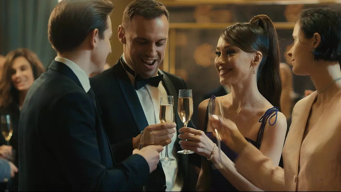 Кадр из сериала «Золотое дно», реж. Илья Ермолов, Иви, START