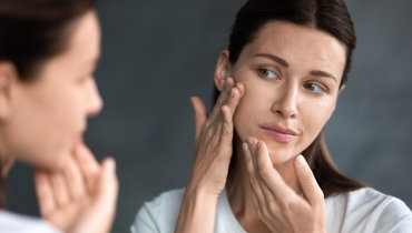 Девушка смотрится в зеркало