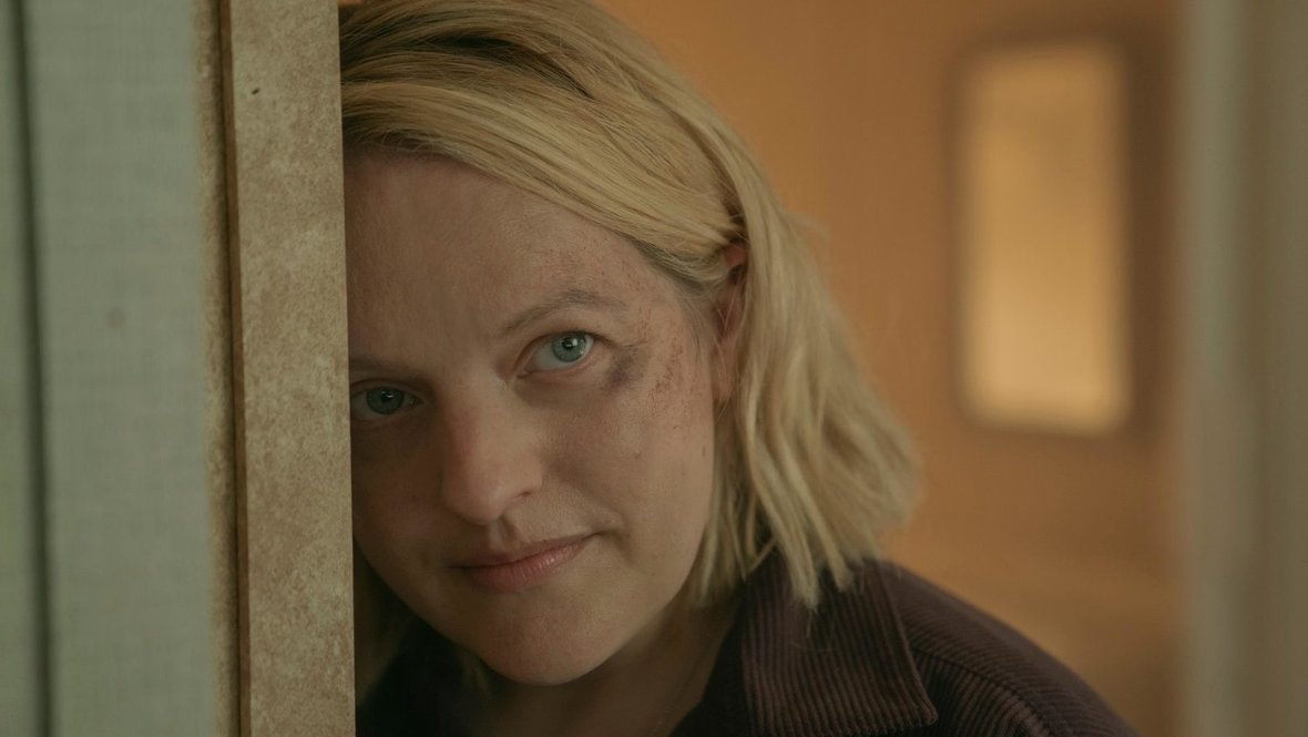 Кадр из сериала «Рассказ служанки», реж. Майк Баркер, Элизабет Мосс, Кари Скогланд и др., Hulu