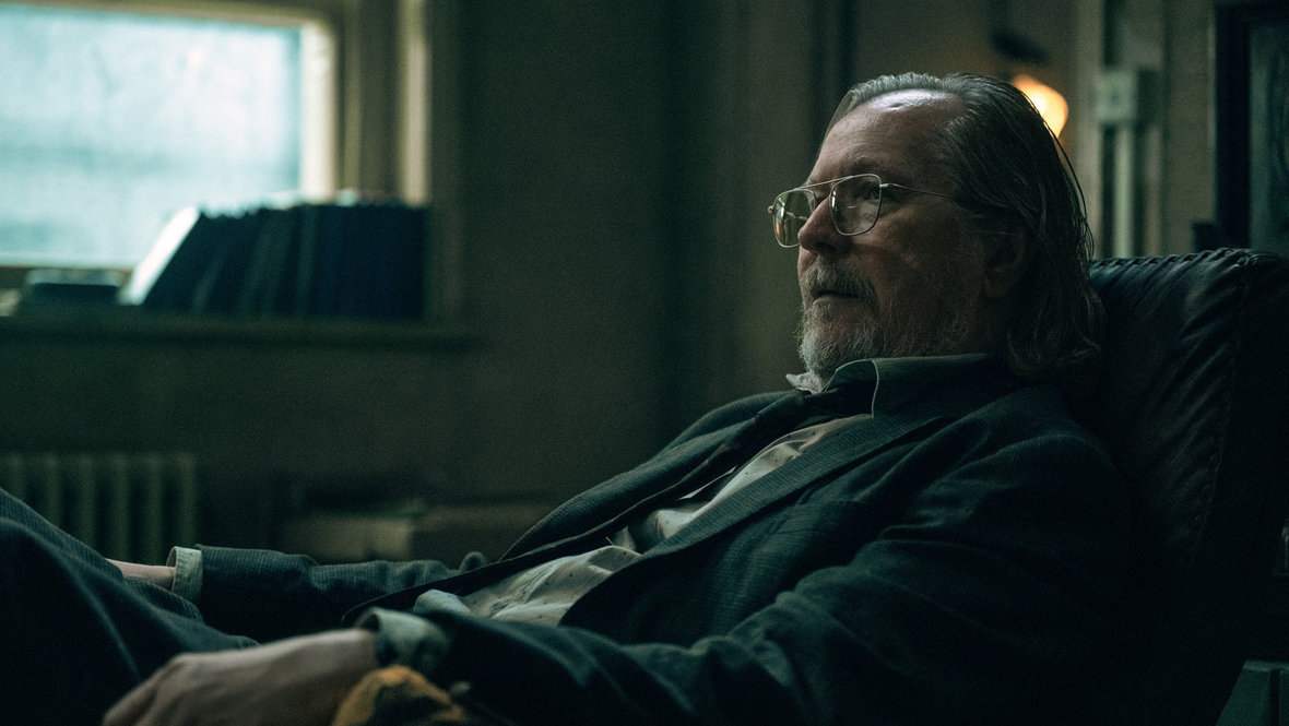 Кадр из сериала «Медленные лошади», реж. Сауль Метцштайн, Apple TV+