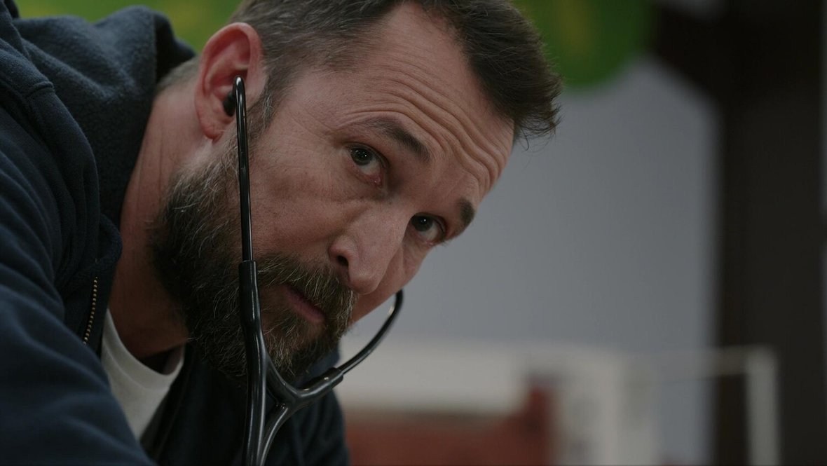 Кадр из сериала «Питт», реж. Дэмиэн Маркано, Аманда Марсалис, Джон Камерон и др., HBO Max