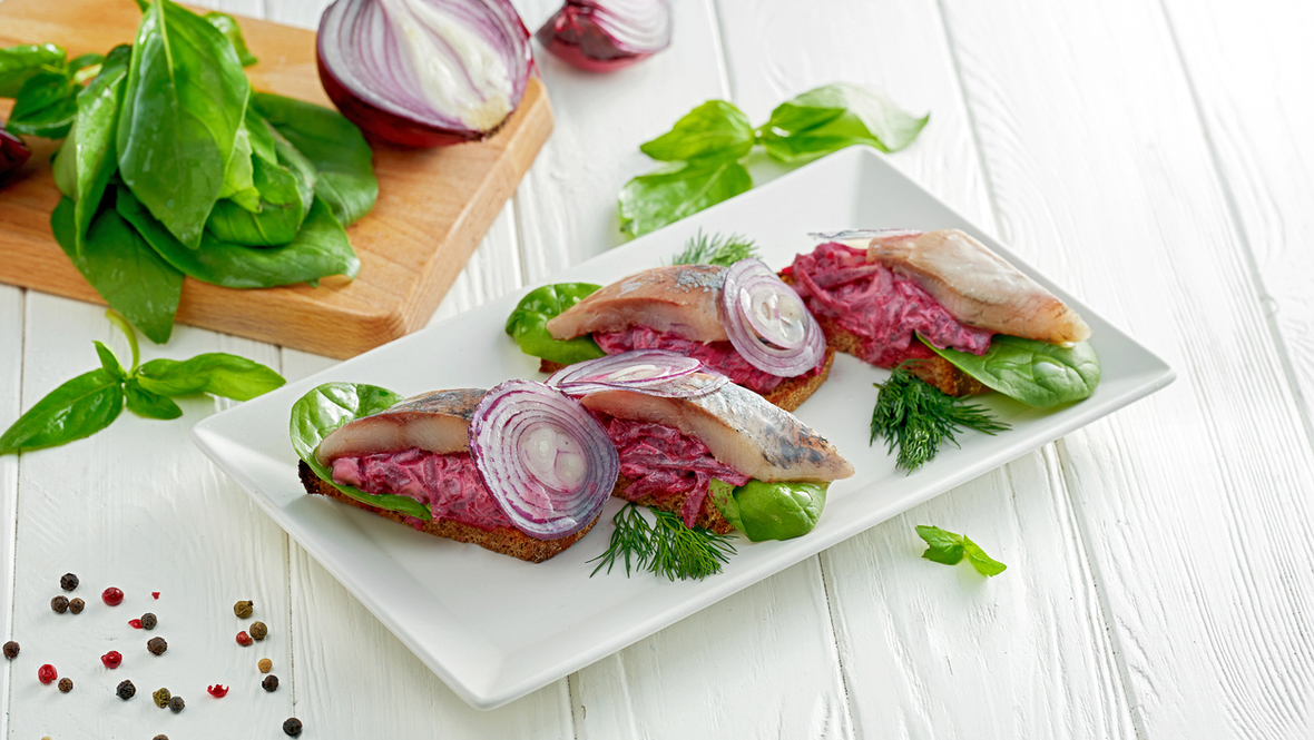 Брускетта с селедкой и свеклой