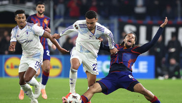 Полузащитник «Астон Виллы» Морган Роджерс (в центре) в матче против «Базеля».