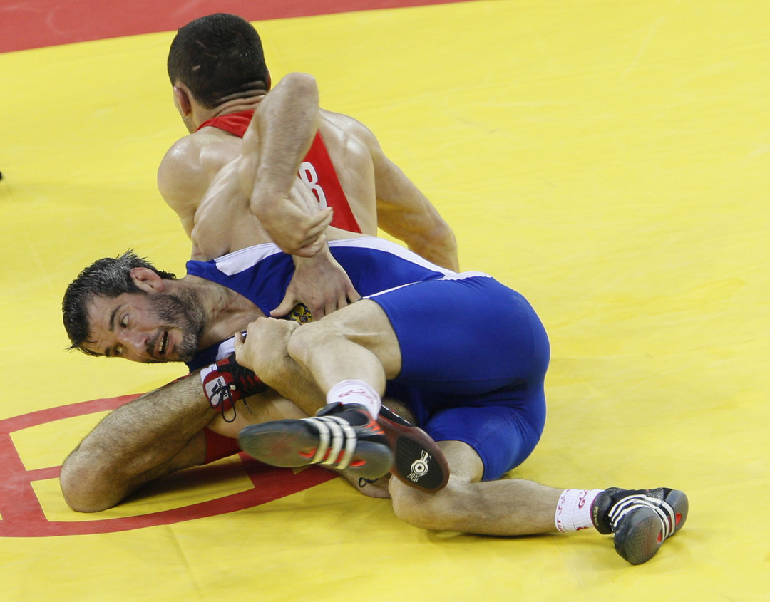 Бувайсар Сайтиев (в синем) в финале Олимпиады-2008 против Сослана Тигиева.