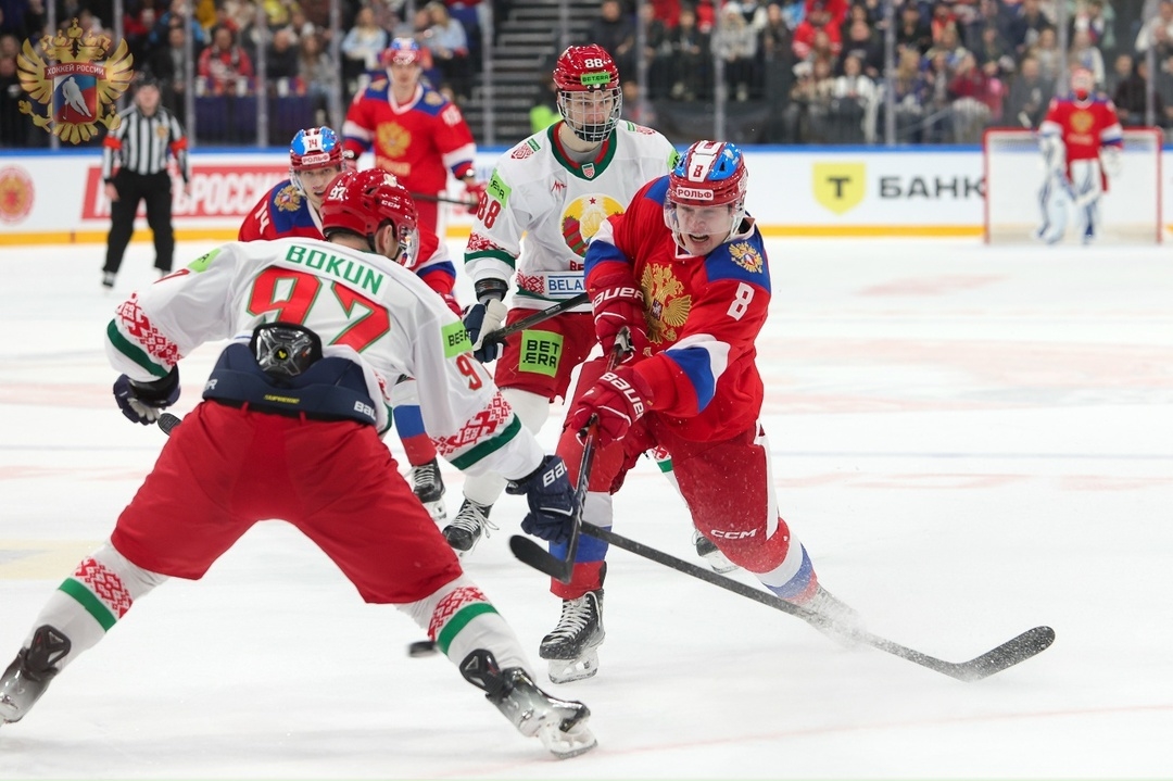 Нападающий «России 25» Роман Канцеров (в красном) в матче против Белоруссии.