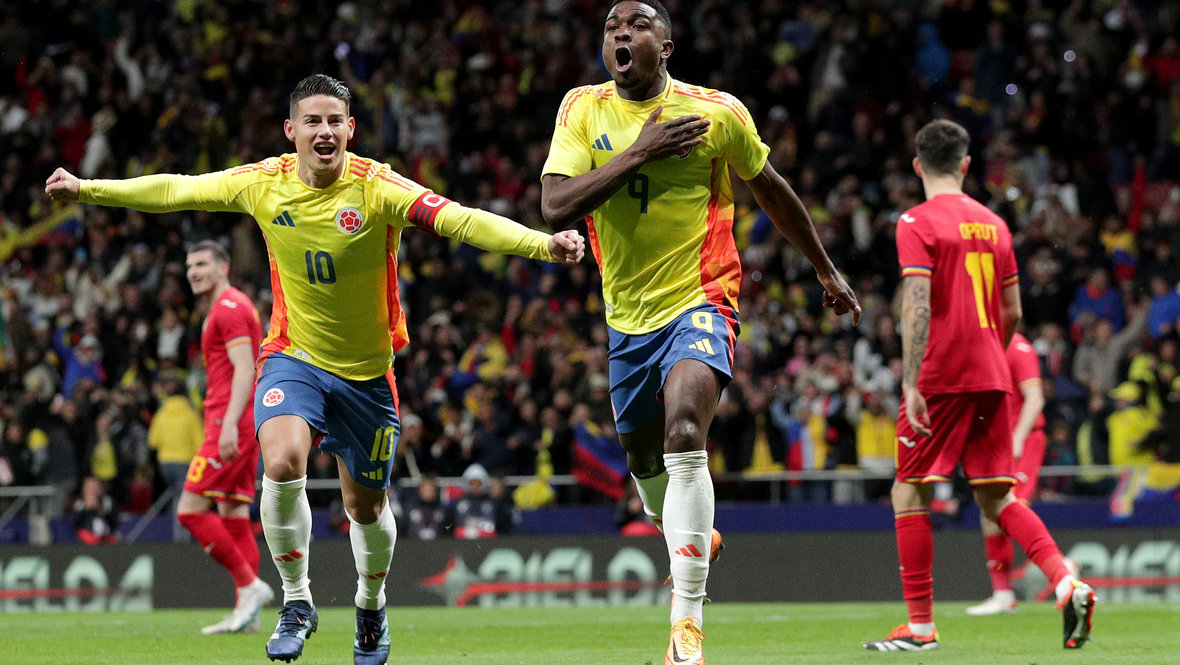 Джон Кордоба (с Хамесом Родригесом) в матче сборной Колумбии в марте 2024 года.