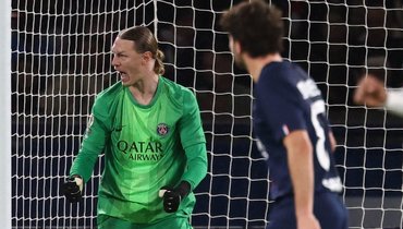 Появилась новость о том, что «ПСЖ» замазал лицо Сафонова на командном фото. Это неправда