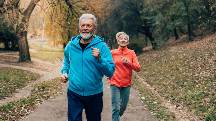 Пожилые люди занимаются спортом