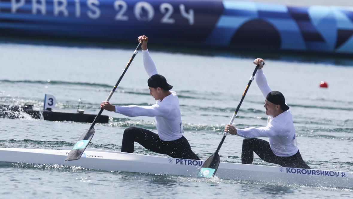 Захар Петров и Алексей Коровашков в соревнованиях каноэ-двоек на Олимпиаде-2024 в Париже.