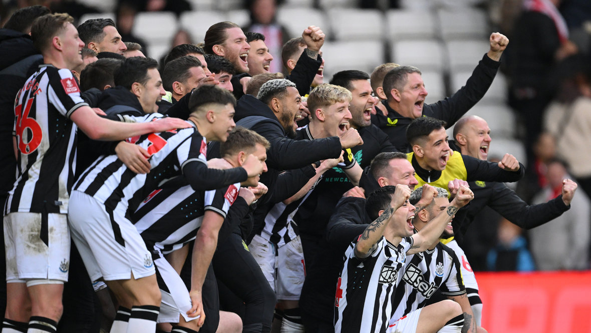 Командное фото игроков «Ньюкасла» после разгрома «Сандерленда» (3:0) в матче Кубка Англии 6 января 2024 года.
