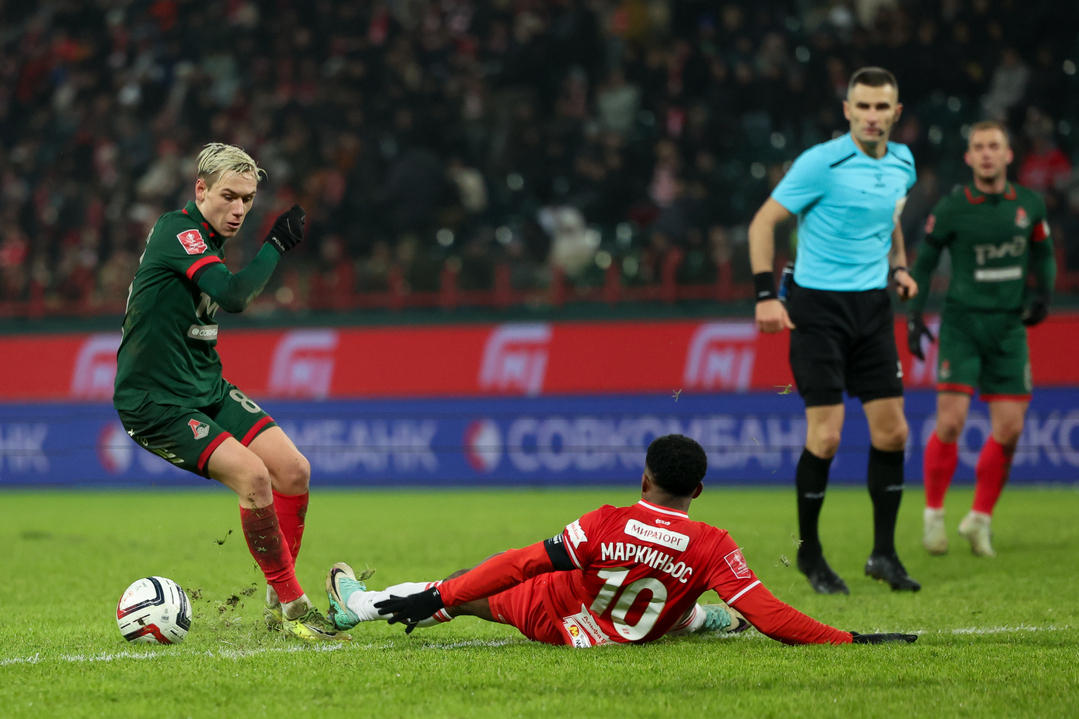 Полузащитник «Локомотива» Алексей Батраков (слева) обыгрывает форварда «Спартака» Маркиньоса.