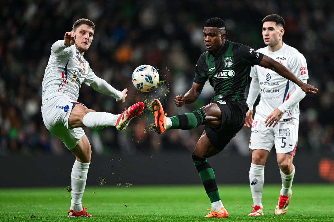 Нападающий «Краснодара» Джон Кордоба в борьбе за мяч с защитником ЦСКА Игорем Дивеевым.